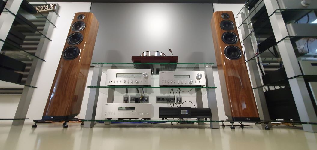 high end stereo with turntable